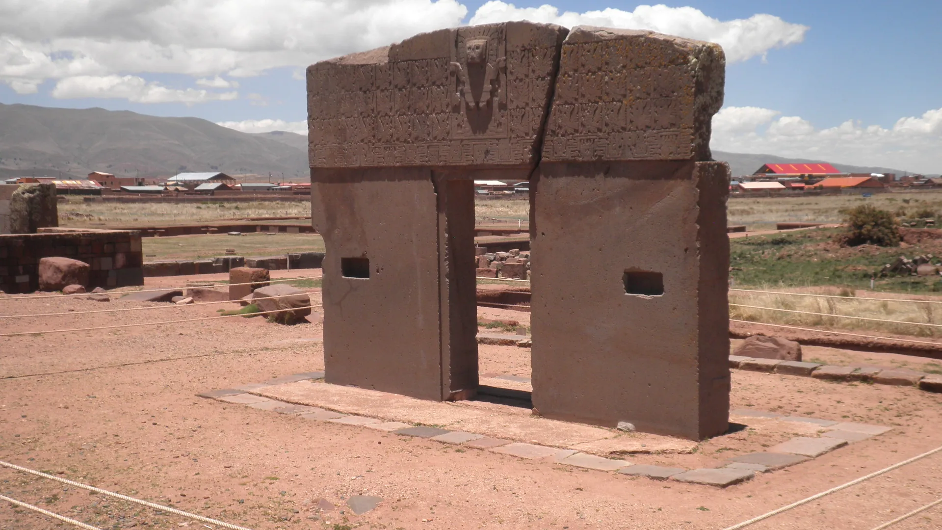 Das Sonnentor und die Steinruinen von Tiwanaku auf dem bolivianischen Altiplano