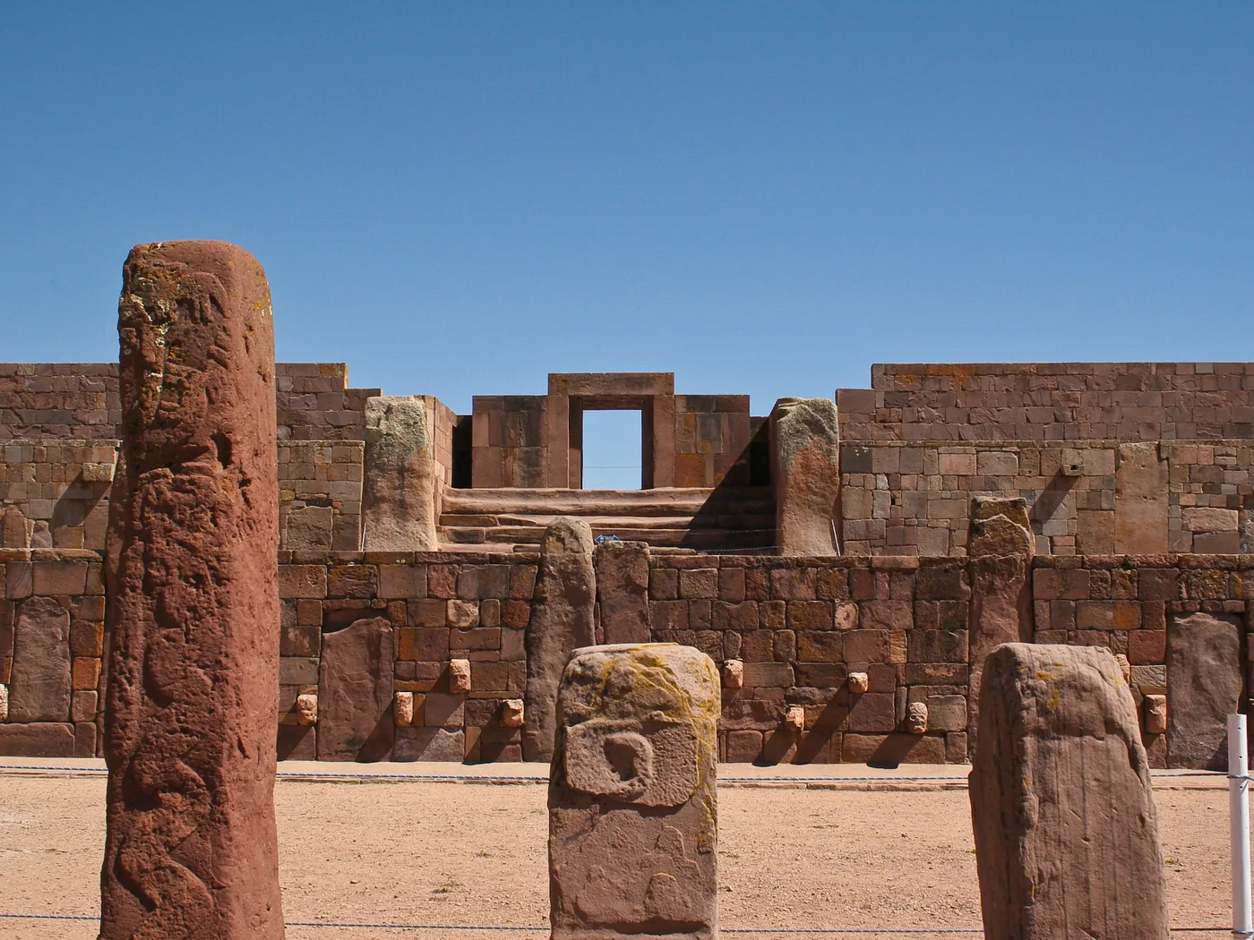 Die Tempelplattform von Kalasasaya und ein aufrecht stehender Monolith in Tiwanaku