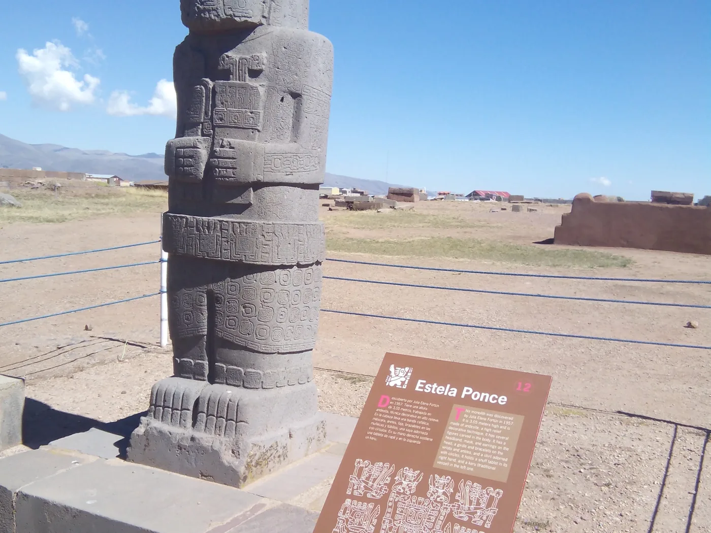 Ein verzierter Steinmonolith auf dem archäologischen Gelände von Tiwanaku