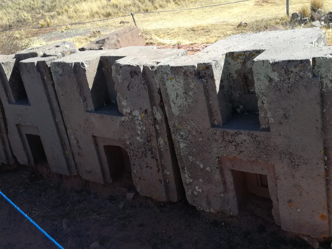 Die präzise geschnittenen Steinblöcke von Puma Punku in Tiwanaku